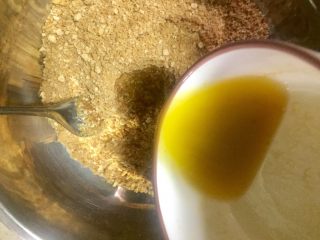 4、抹茶双味芝士生日蛋糕,倒入压碎的饼干里面搅拌均匀