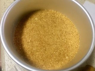 5、抹茶双味芝士生日蛋糕,选活底模具，将5铺入蛋糕模具底部，尽量铺平实