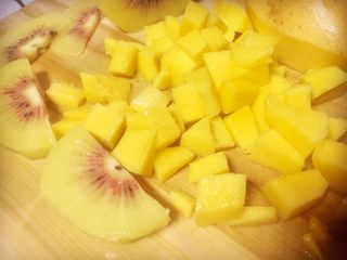 6、抹茶双味芝士生日蛋糕,猕猴桃切散形片，芒果切丁