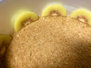 7、抹茶双味芝士生日蛋糕,切好的猕猴桃片如图装饰，然后放冰箱冷藏第一层蛋糕底就做好了