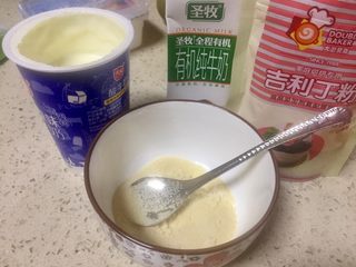 8、抹茶双味芝士生日蛋糕,现在做酸奶慕斯，取安吉利丁粉取5克入碗