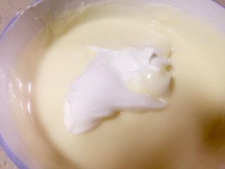 15、抹茶双味芝士生日蛋糕,往奶酪糊里逐步加入奶油