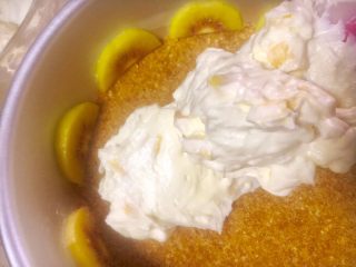 17、抹茶双味芝士生日蛋糕,把冰箱里的蛋糕底取出，倒入18