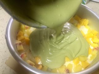20、抹茶双味芝士生日蛋糕,将20从冰箱取出 倒入抹茶芝士慕斯液