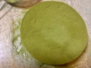 24、抹茶双味芝士生日蛋糕,取三克抹茶粉用粉筛撒在蛋糕表面，尽量撒的均匀美观