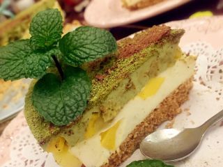 30、抹茶双味芝士生日蛋糕,切面看的见的果肉三种口味三层颜色，靓！味道棒棒的滑嫩细腻，奶味十足，都说比外面买的好吃，自己感觉也很不错，为自己打call????????