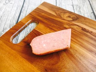 1、#感恩节食谱# 烧饼夹鸡蛋老火腿,这是家乡特产老火腿。