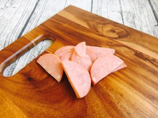 2、#感恩节食谱# 烧饼夹鸡蛋老火腿,把老火腿切成片。