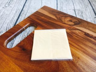 3、#感恩节食谱# 烧饼夹鸡蛋老火腿,准备一片芝士片。