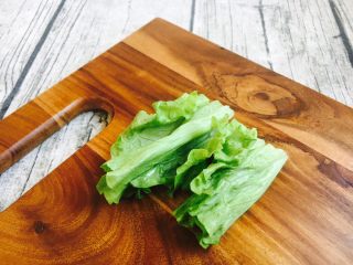 4、#感恩节食谱# 烧饼夹鸡蛋老火腿,准备1片生菜。