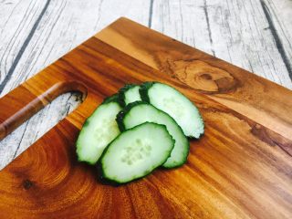 5、#感恩节食谱# 烧饼夹鸡蛋老火腿,准备几片黄瓜。