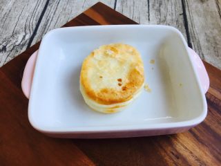 7、#感恩节食谱# 烧饼夹鸡蛋老火腿,把在超市买的烧饼放在烤盘里。