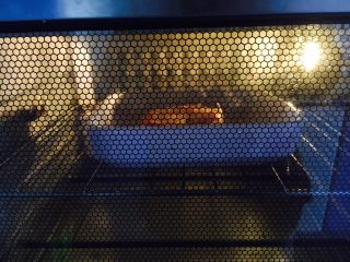 8、#感恩节食谱# 烧饼夹鸡蛋老火腿,放到烤箱中层,上下管加热200度,烤约8分钟左右。