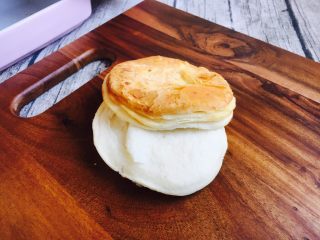 9、#感恩节食谱# 烧饼夹鸡蛋老火腿,取出烤热的又酥又脆的烧饼,用小刀把它切开。