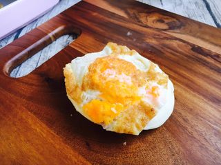 10、#感恩节食谱# 烧饼夹鸡蛋老火腿,放入煎好的鸡蛋。