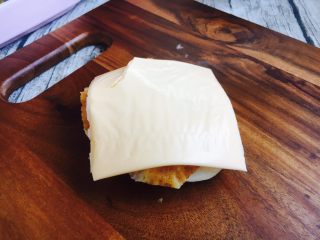 11、#感恩节食谱# 烧饼夹鸡蛋老火腿,放入芝士片。