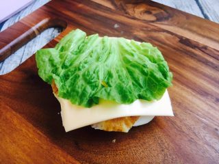 12、#感恩节食谱# 烧饼夹鸡蛋老火腿,放上1片生菜。