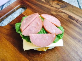 13、#感恩节食谱# 烧饼夹鸡蛋老火腿,放入老火腿片。