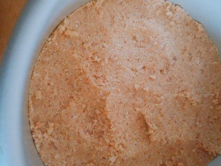 8、树莓奶酪慕斯,倒入慕斯模中压实