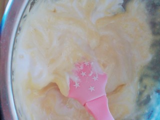 10、树莓奶酪慕斯,奶油奶酪隔水融化，加入细砂糖搅拌均匀