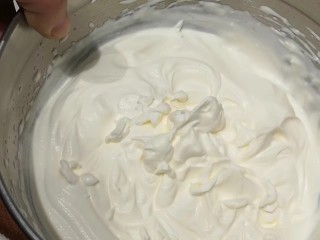 11、树莓奶酪慕斯,奶油中加入吉利丁粉，搅拌均匀，隔水小火加热、搅拌，至吉利丁粉全部融化