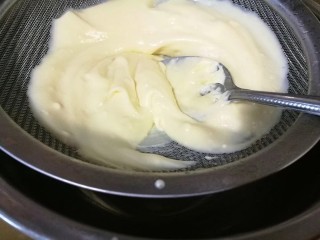 12、树莓奶酪慕斯,将奶油奶酪和奶油吉利丁液过筛