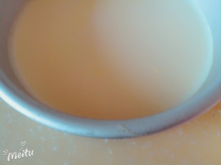 16、树莓奶酪慕斯,倒入慕斯模中饼干底上，入冰箱冷藏四小时以上