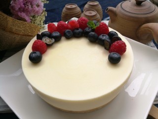 18、树莓奶酪慕斯,树莓蓝莓洗净，沥干水分，在慕斯表面装饰出花环