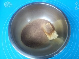 1、小熊饼干,红糖用料理机打成糖粉，加入室温软化好的黄油内。