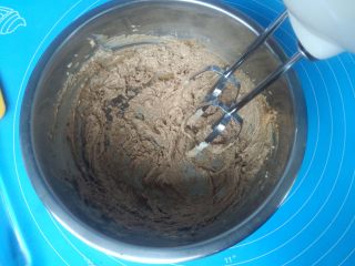 2、小熊饼干,电动打蛋器先不开，手动打匀黄油和糖粉。再以低速转中速打发到黄油膨胀。