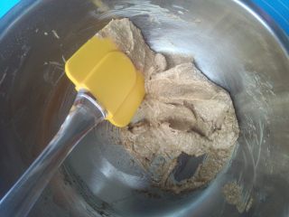 3、小熊饼干,刮刀铲下盆边的黄油糖粉，继续打发至黄油蓬松。