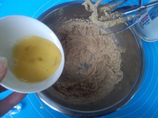 4、小熊饼干,全蛋液少量多次的倒入打发的黄油中，每加入一次搅拌均匀后再加入下一次。