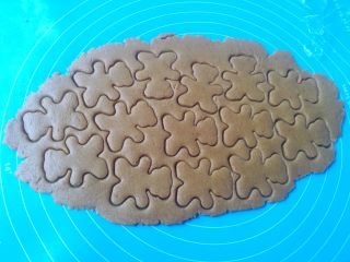 8、小熊饼干,醒面结束，用擀面杖隔保鲜膜干成片，用小熊模具压出形状。烤箱预热上火185下火175度（或上下火180度）十分钟。