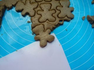 9、小熊饼干,将边缘的面片取走，借助刮板将小熊铲出，移至铺了油布或油纸的烤盘中。