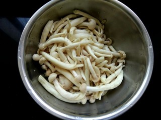 1、凉拌蟹味菇,蟹味菇洗净