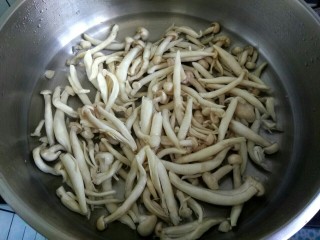 2、凉拌蟹味菇,锅中放入适量清水，放入蟹味菇烧开