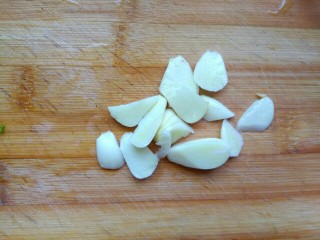 4、凉拌蟹味菇,蒜切片