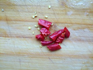 5、凉拌蟹味菇,干红辣椒切小段