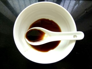 6、凉拌蟹味菇,小碗中放入两勺生抽