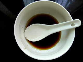 7、凉拌蟹味菇,放入两勺白醋