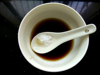 8、凉拌蟹味菇,放入适量糖