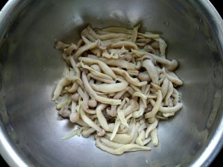 11、凉拌蟹味菇,捞出放入冷水中，攥干水份，放入盆中备用