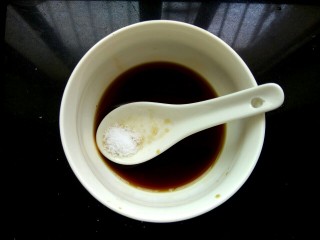 9、凉拌蟹味菇,放入适量盐，调匀