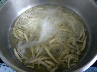 10、凉拌蟹味菇,蟹味菇烧开几分钟