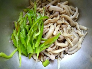 12、凉拌蟹味菇,放入尖椒，把小碗中的调料调匀放入盆中