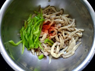 13、凉拌蟹味菇,加入一勺辣椒粉