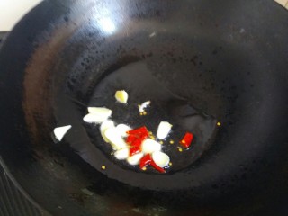 14、凉拌蟹味菇,锅中放入适量植物油，烧至冒烟，关火，放入红辣椒和蒜片