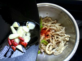 15、凉拌蟹味菇,把辣椒油倒入盆中