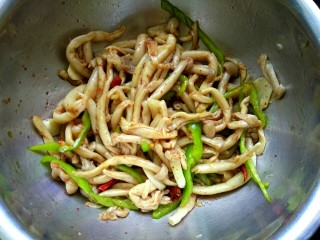 16、凉拌蟹味菇,搅拌均匀即可