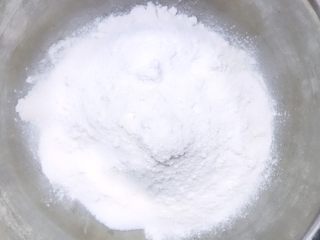 1、榴莲披萨,面粉、盐、糖粉混合